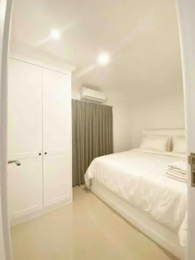 Loewys Home Tanjung Duren Jakarta Barat Extérieur photo